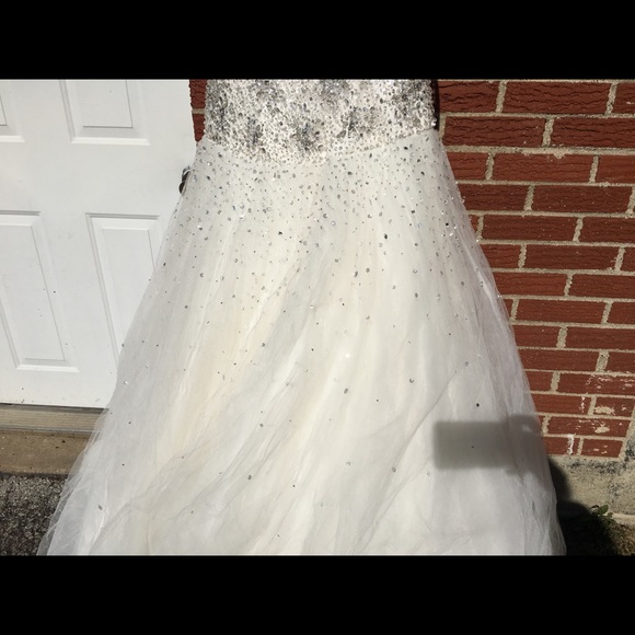 Wedding gown - Picture 4 of 8